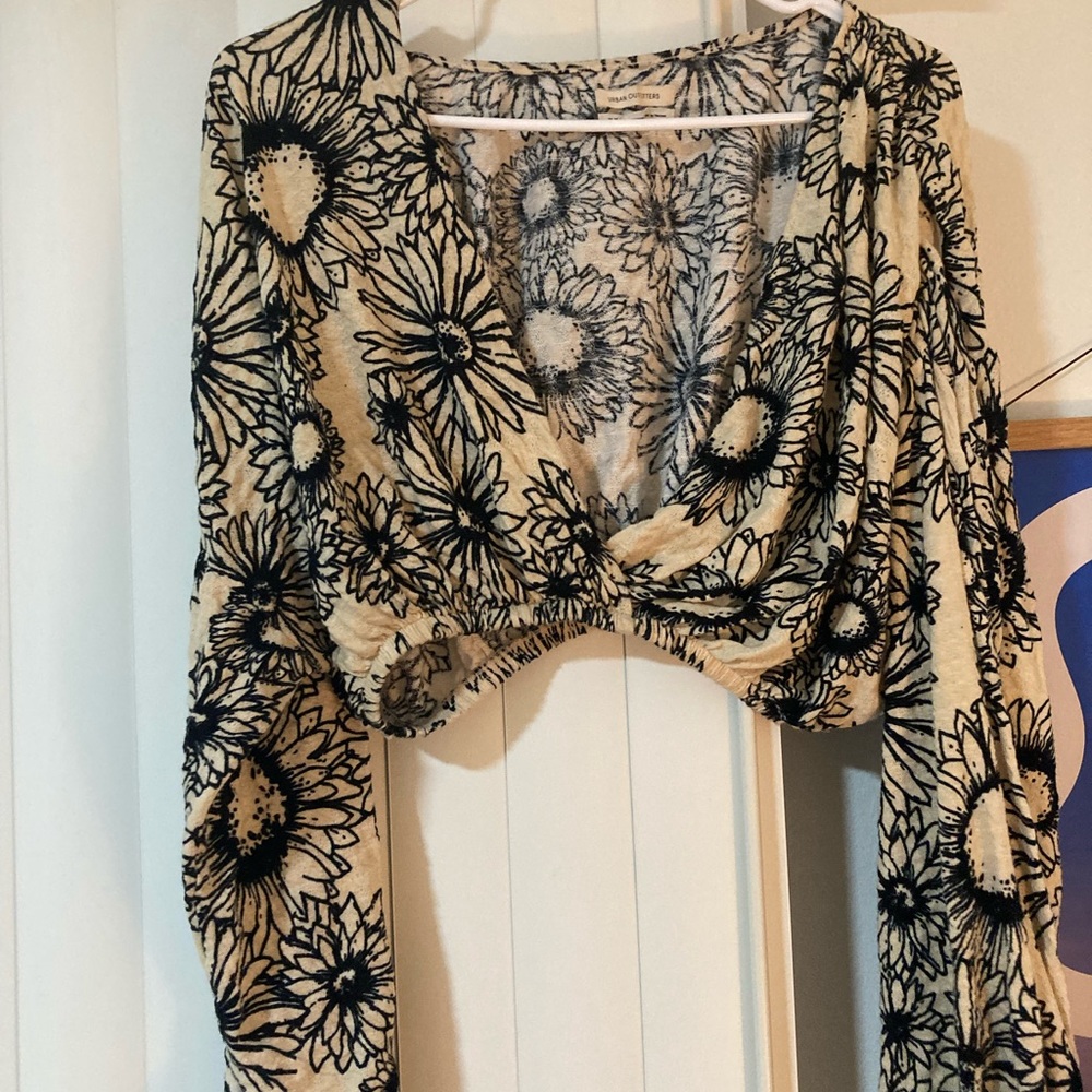 Urban Outfitters floral crop top🌻